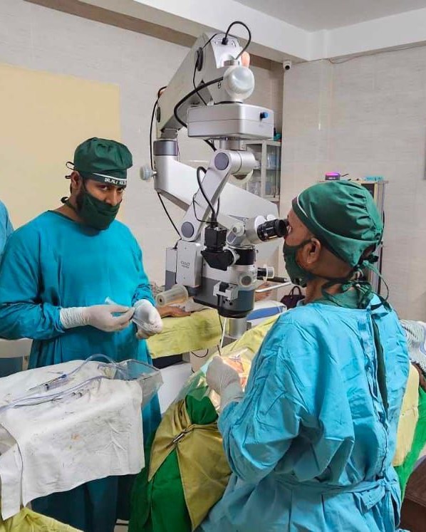 Micro and phaco eye surgery setup